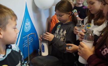 Uroczyste odsłonięcie poidełka w Szkole Podstawowej nr 1 w Lwówku Śląskim